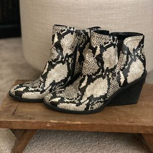 Dr. Scholl's Shoes - D Scholl snakeskin ankle boots 9.5 Dr. Scholl's Shoes - D Scholl snakeskin ankle boots 9.5